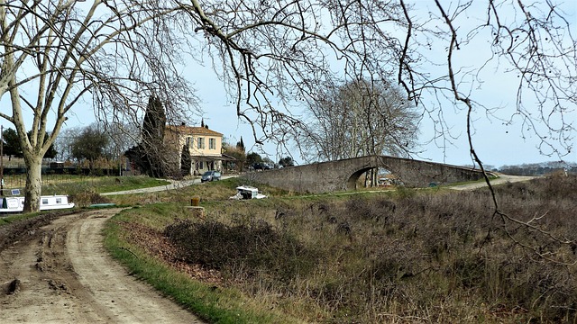 Hébergements insolites dans l’Aude, mêlant confort et originalité pour une expérience unique en pleine nature.